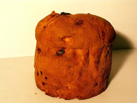 A fruit-enriched panettone cake