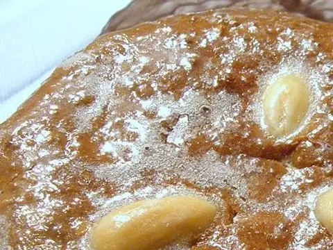 Sugar-glazed Nuremberg lebkuchen with almonds
