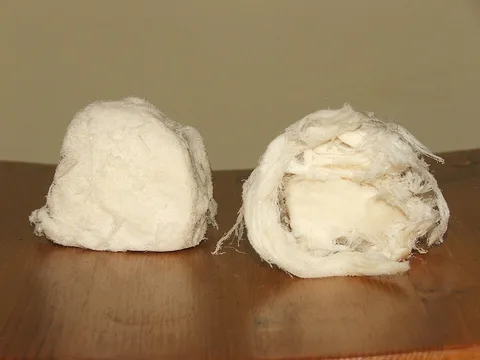 Uncoated white strands of Turkish pişmaniye