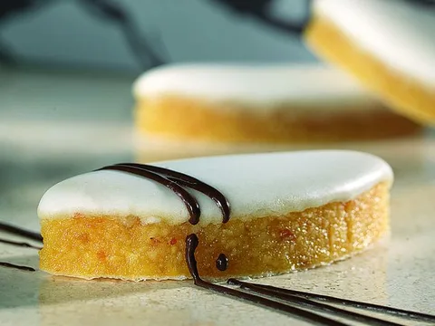 Almond-shaped calissons with smooth white icing