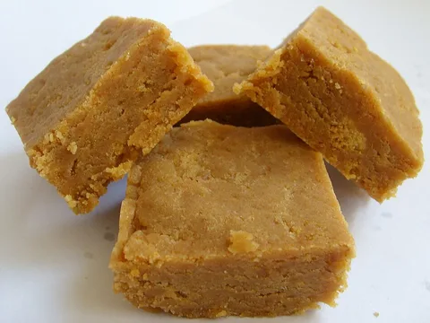 Creamy milk-sugar fudge pieces with ginger