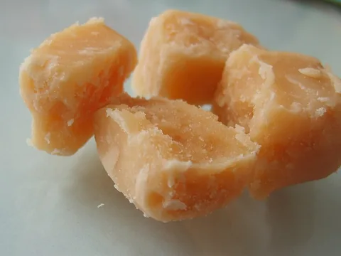 Crumbly Scottish butter tablet candy pieces