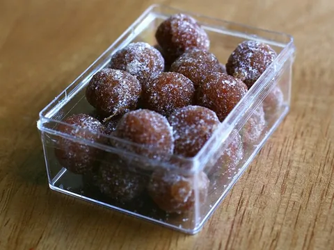 Sugar-coated tamarind-pulp candy balls