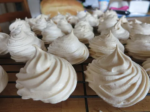 Baked white meringue kisses with piped peaks