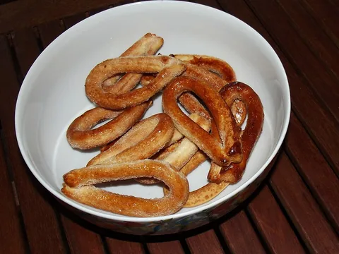 Sugar-crusted Piedmontese torcetti biscuit rings