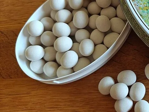 White Anis de Flavigny aniseed candies in an oval dish