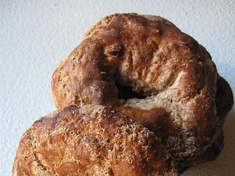 Traditional almond-and-spice roccocò biscuit rings
