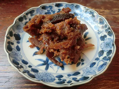 Tekka-miso vegetable mixture on a blue and white plate