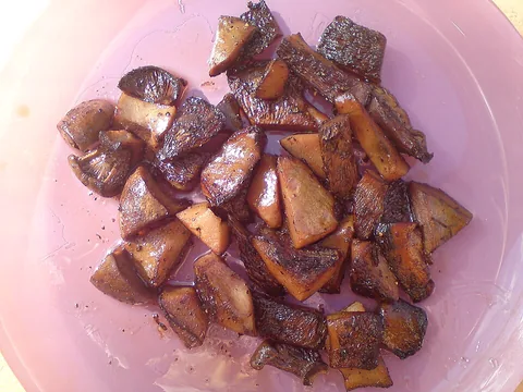 Cooked saffron milk-cap mushroom pieces on a plate