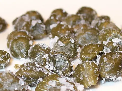 Salt-cured caper buds in a close heap