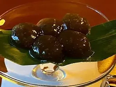 Traditional warabimochi starch-gel dessert in a bowl