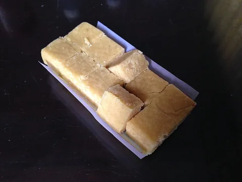Pressed mung-bean powder confection cubes