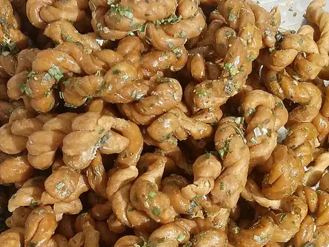 Small crisp mahua dough braids with seaweed seasoning