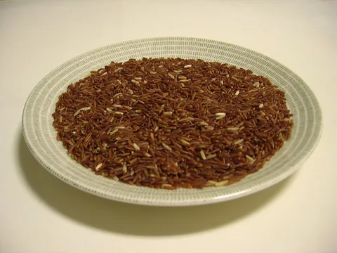 Whole hulled red rice on a plate