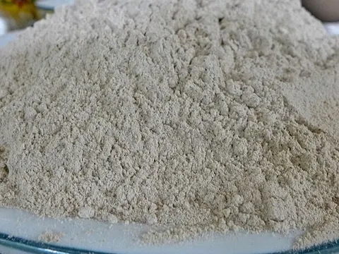 Dry tsampa roasted barley flour in a bowl