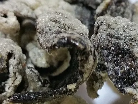 Rice-coated seaweed bugak crisps