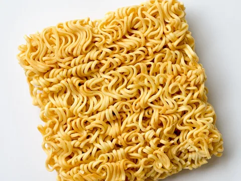 Dry instant-noodle cake
