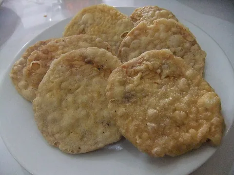 Thin fried tempeh chips