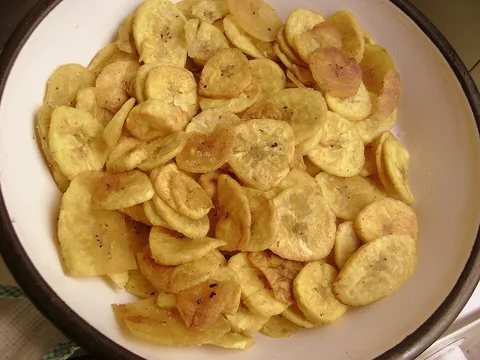 Plated plantain chifles
