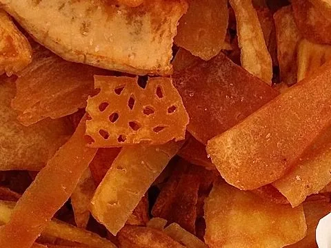 Golden slices of fried breadfruit chips