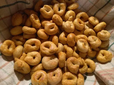 Small taralli cracker rings