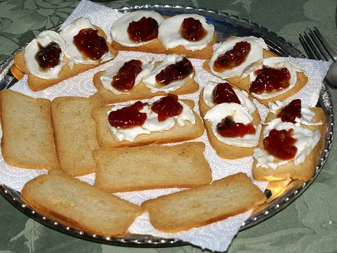 Melba toast served with cheese and jam