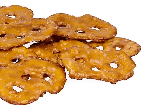 Thin pretzel crisps