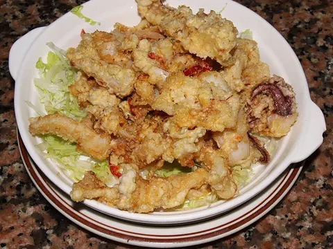 Crispy fried squid pieces