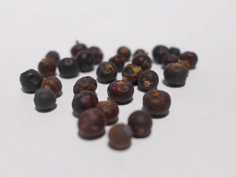 Whole dried juniper berries